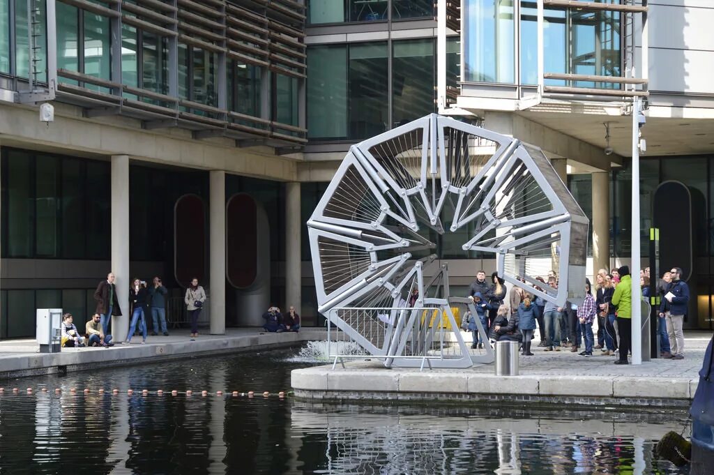 Rolling bridge. Сворачивающийся мост в лондоне. мост роллинг rolling bridge англия. rolling bridge мост-трансформер. мост трансформер в лондоне.
