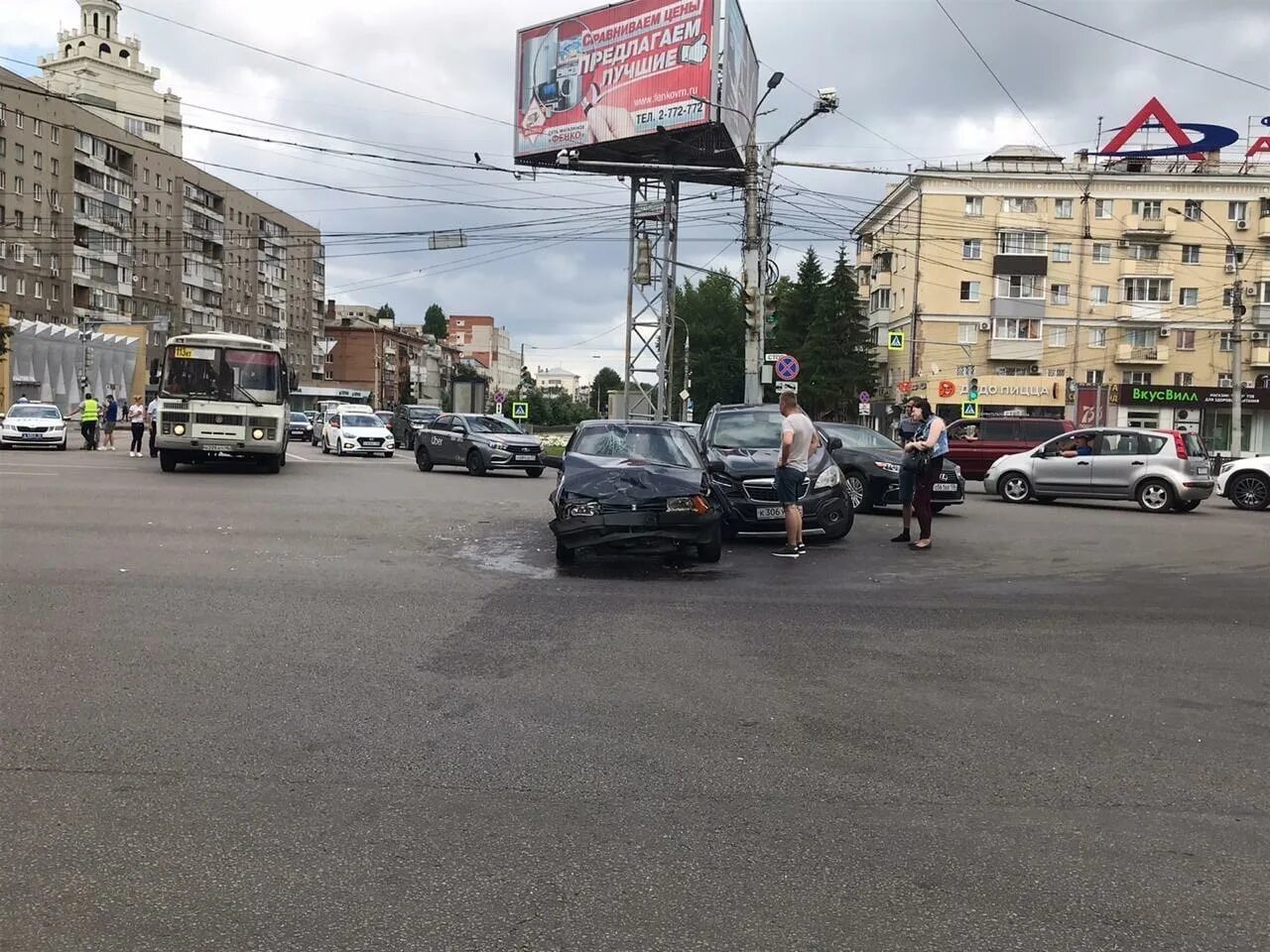 Твц воронеж сегодня. Перекресток Плехановской и Кольцовской Воронеж. Воронеж перекрёсток на Кольцовской. Светофор пересечения Кольцовской и Плехановской. Воронеж центр перекрестки.