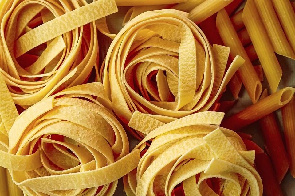 Феттучине. Фетучини макаронные изделия. Паста фетучини (pasta Fettuccine)). Ленточные макароны. Макаронные изделия феттучини спагетти пенне.