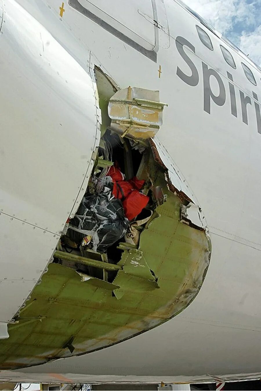 Разгерметизация салона. Взрыв Boeing 747 над Локерби. Разгерметизация самолета на высоте. 737 Разгерметизация крыша. Разгерметищация самолет.