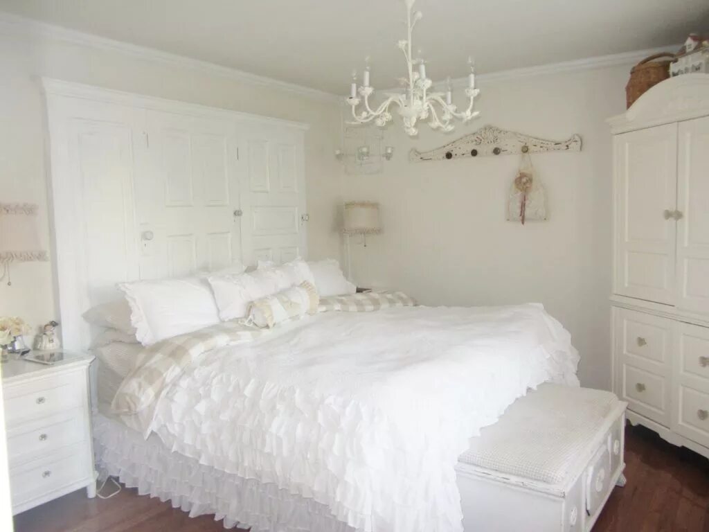Интерьеры белых спален фото. Спальня с белой мебелью. Белая спальня в стиле Прованс. Люстра в стиле Прованс для спальни. Комната в белом стиле.