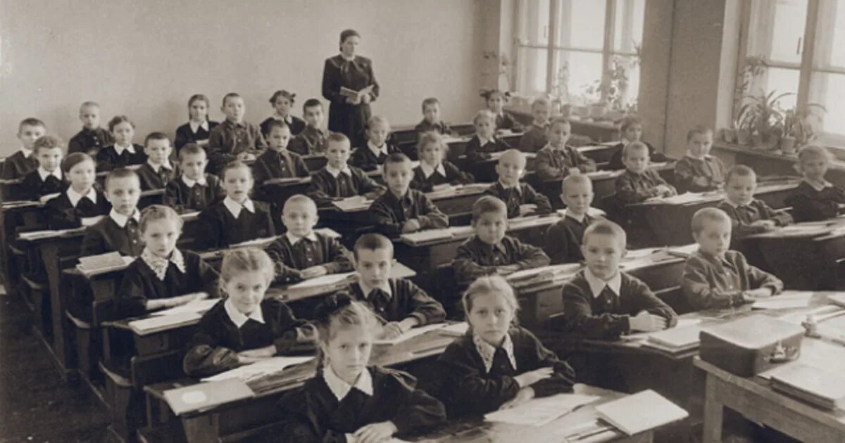 Лет 1960 сколько будет лет. Ученики Советской школы. Первые советские школы. Советский класс в школе. Урок в Советской школе.