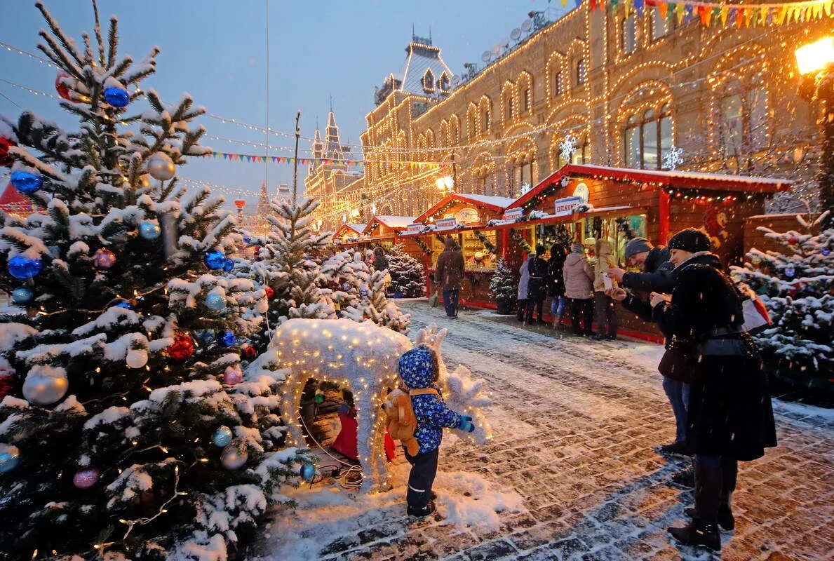 Куда пойти в праздники в москве. Зимняя ГУМ ярмарка красная площадь. Новогодняя Москва. Рождество на красной площади. Зима праздник.