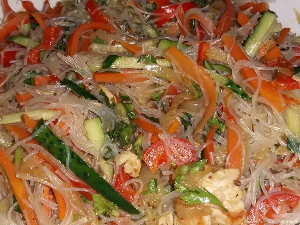 Фунчоза. Салат с фунчозой и овощами и курицей. Фунчоза овощная. Фунчоза с огурцом морковью и перцем