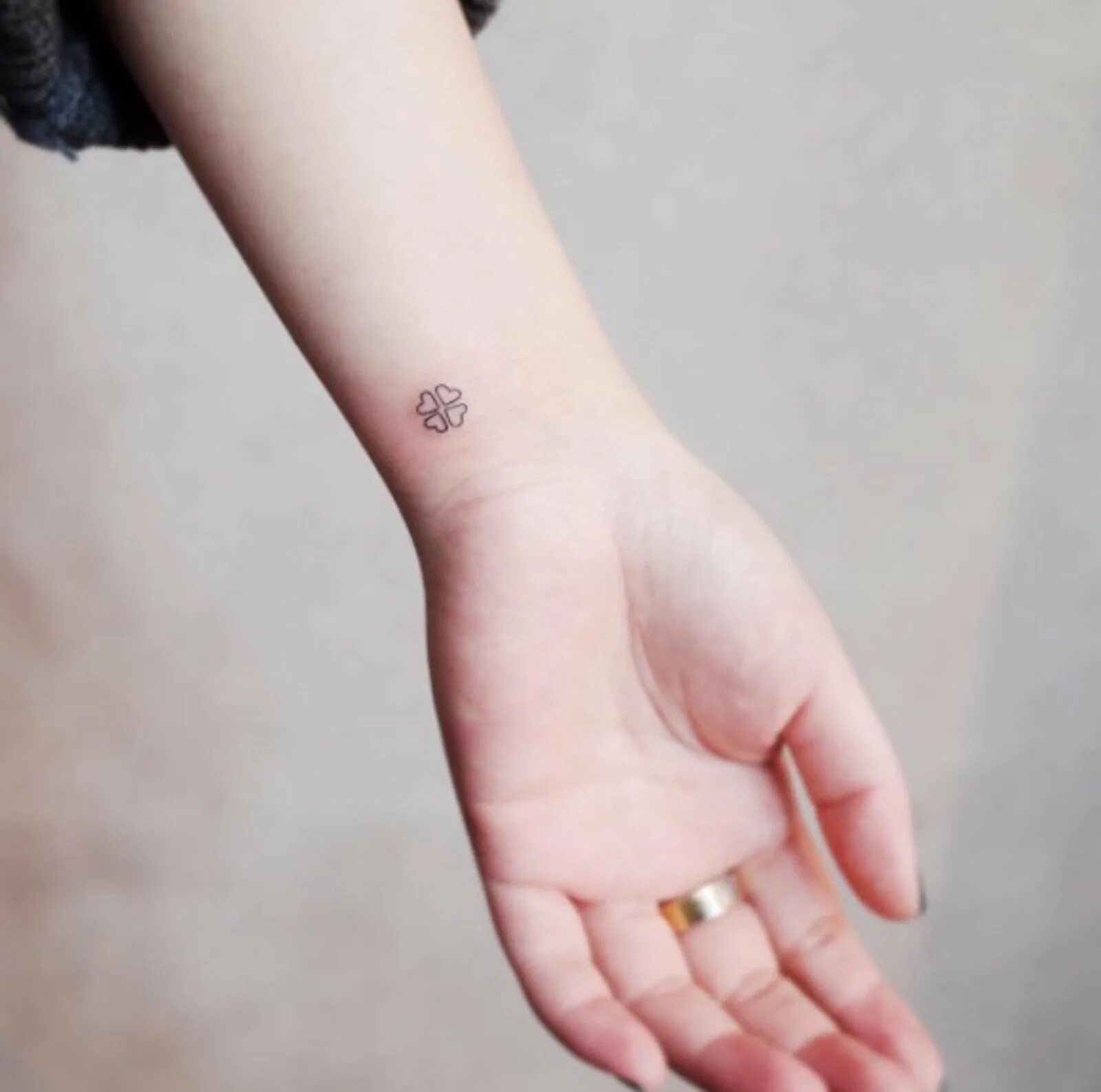 маленькие тату. тату минимализм. мини той. миниатюрные руки девушки. мини тату.