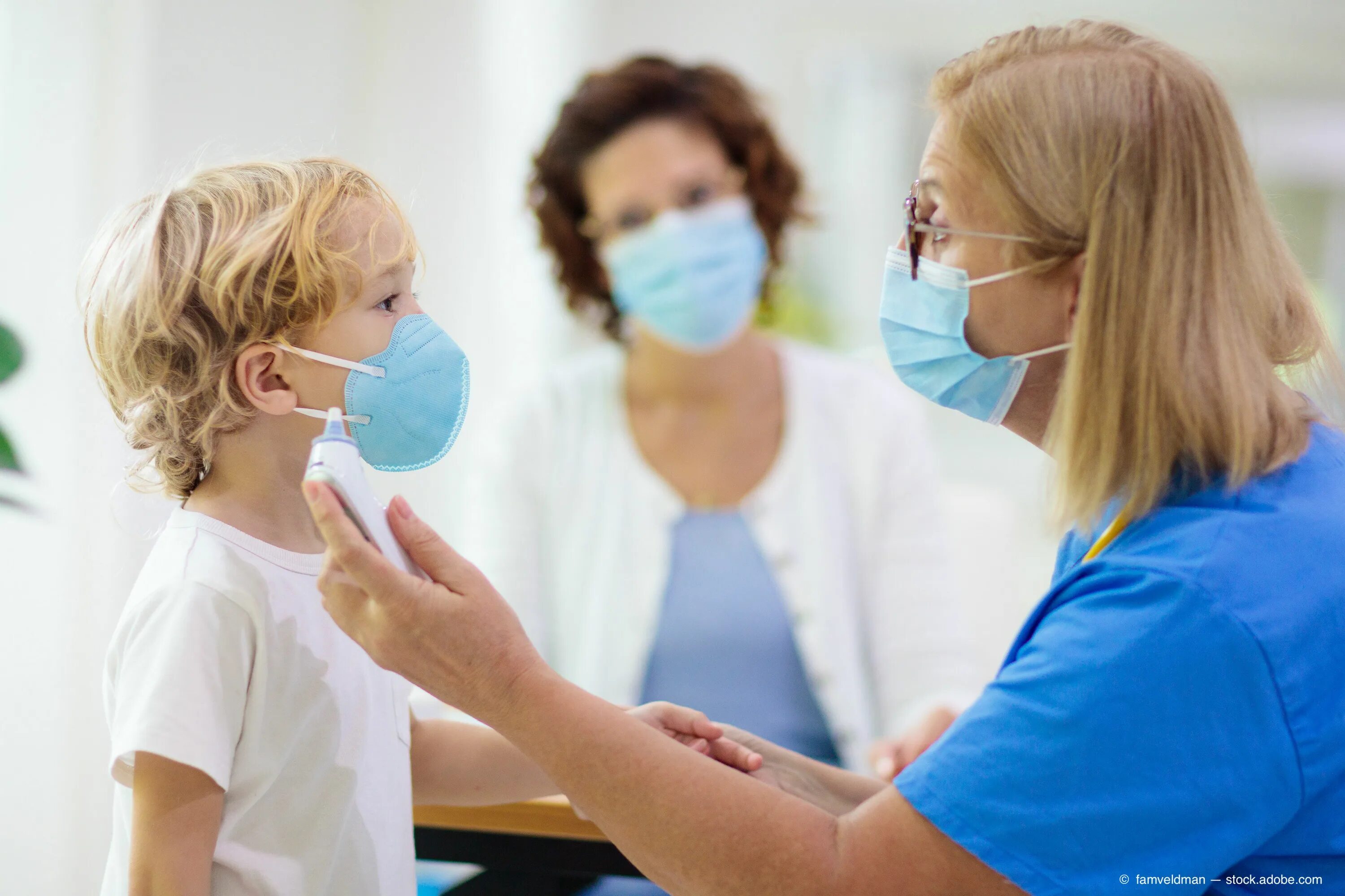 Доктор с маской для детей фото. Examination of sick children. Мальчик в поликлинике. Пациент с маской и соединителем шарнирным. Little access