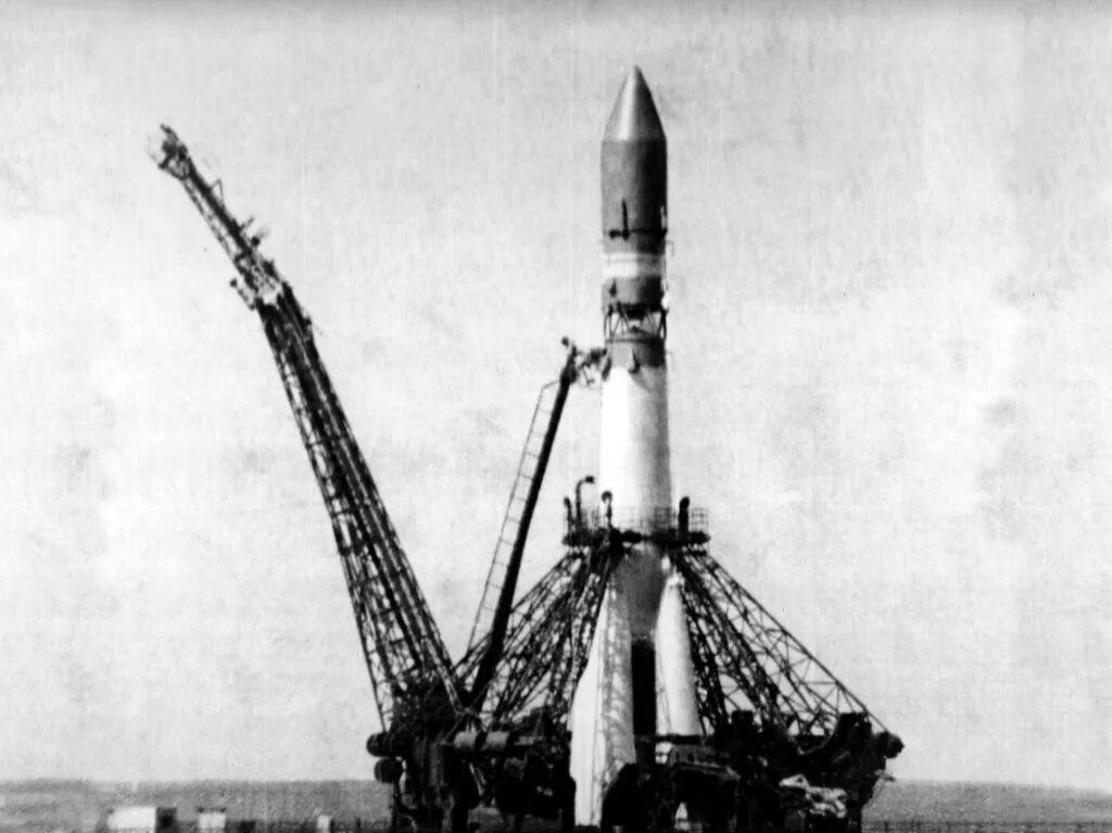Первый корабль полетевший в космос. Космический корабль Восток 1 Гагарина 1961. Байконур Восток 1 1961. Байконур Восток 1 Гагарин. Космодром Байконур и корабль Восток 1.