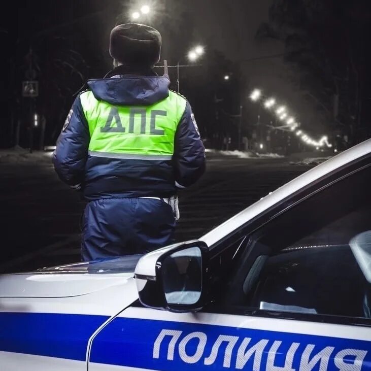 Дпс айфон. Полицейская машина ночью. Полицейская машина с мигалкой. Дпс заставка на телефон. Мигалки полиции.