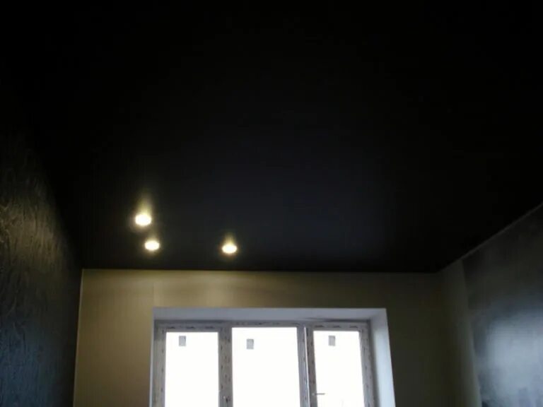 Черный сатиновый натяжной потолок. Матовый потолок черный 360нсд. Черный матовый натяжной потолок. Черный глянцевый потолок.