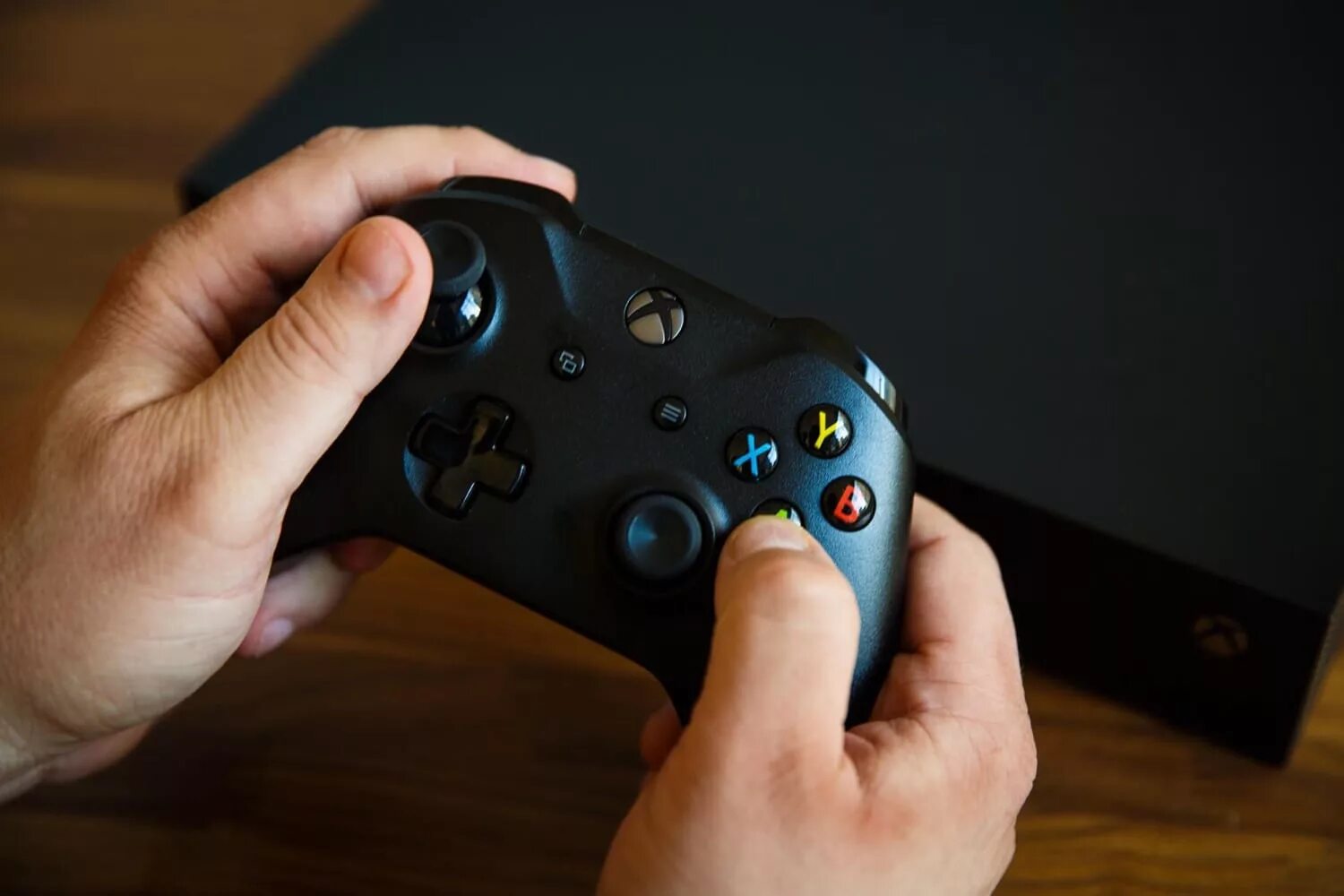 Какой xbox one. Джойстик в руках. самая последняя версия xbox. хбокс новый мини. играет в приставку.