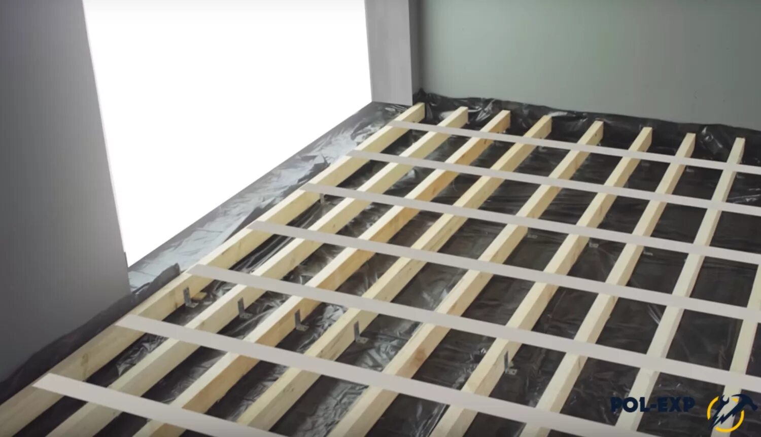 Выравнивающий каркас пола. Лаги 50х50. Лаги под фанеру для пола. Обрешетка пола для осб. Обрешётка под полы под фанеру.