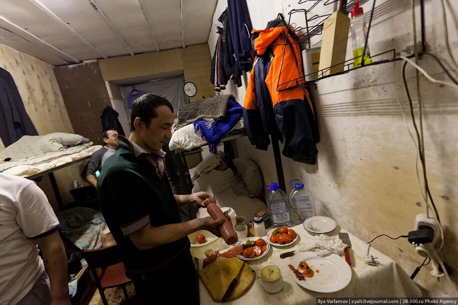 жилье для мигрантов. мигранты на стройке. общежитие гастарбайтеров. бетонщики монолитчики. ужасная общага.