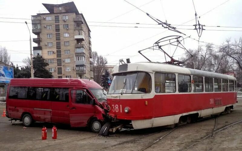 Запорожье автобусы. Трамвай врезался в дерево в Ростове фото. Улица горького автобусы