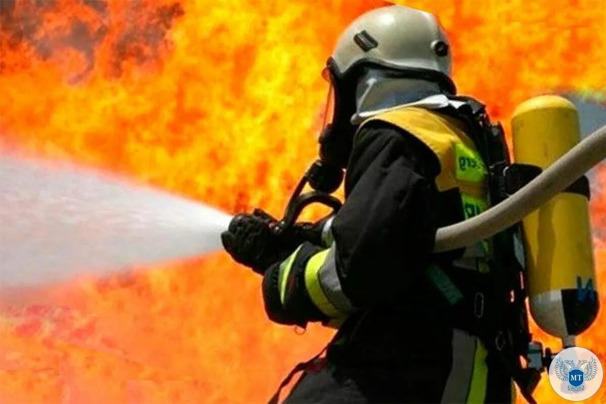 Боевая работа пожарных. Пожарный мчс. Боевая работа пожарных. Профессия пожарный. Пожарный.