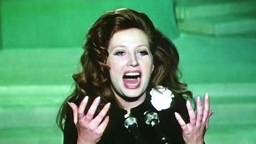 Ariana grande. Ariana grande 2024. Майли сайрус с микрофоном. Майли сайрус на белом фоне. Это на ту которая поет.