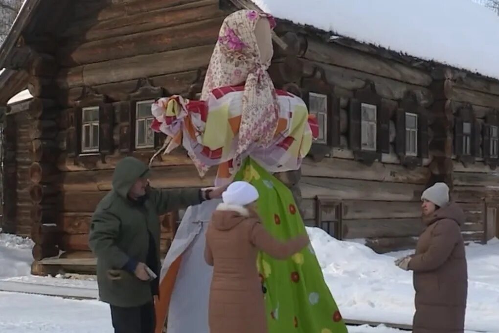 Чучело на Масленицу. Масленица в Слободе. Чучело на Масленицу фото. Представление чучела на Масленицу.