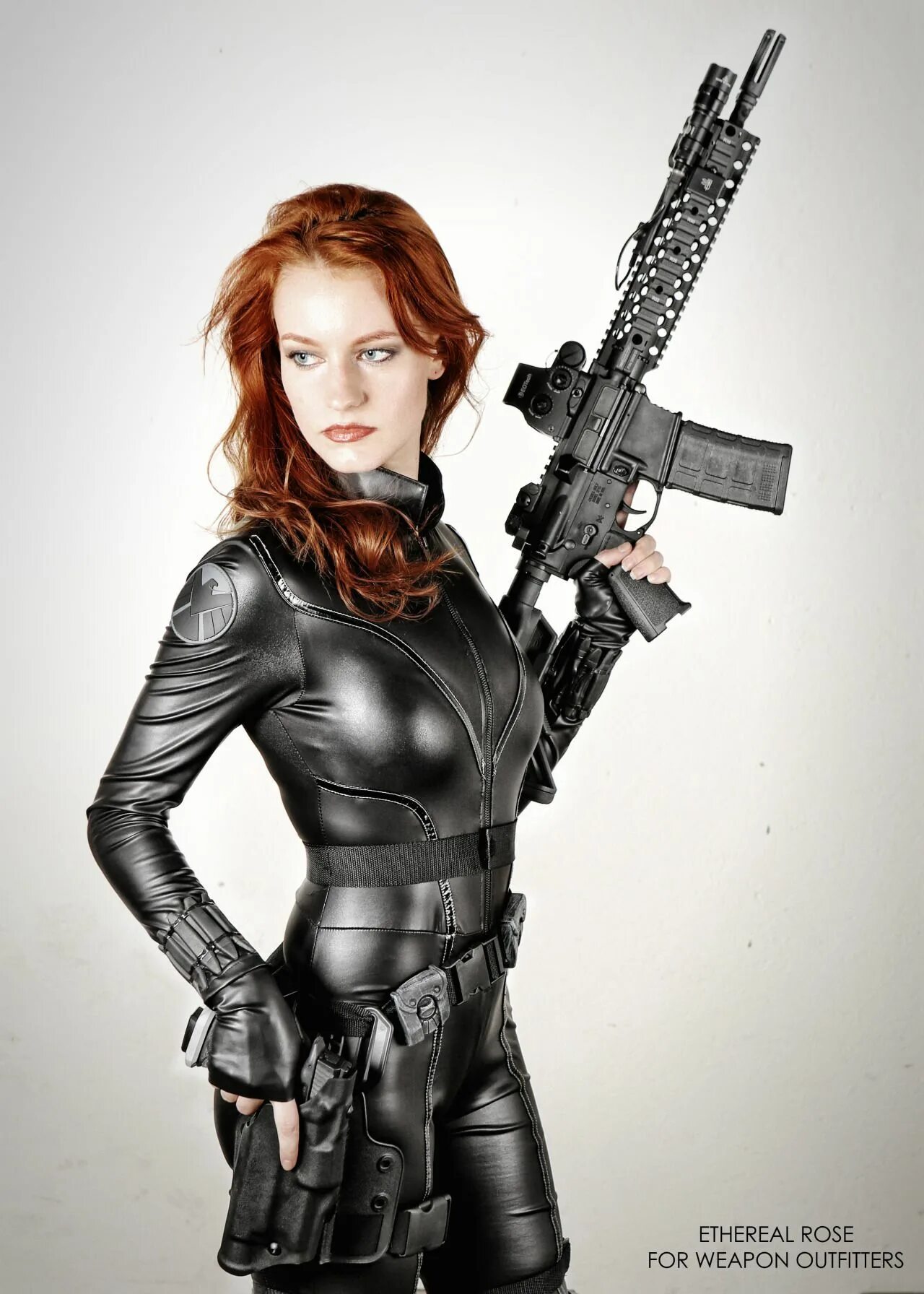 Вдовая женщина. Этериал роуз. weapon outfitters рыжая. черная вдова женщина. черная вдова с пистолетом.