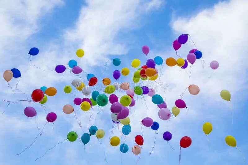 Песнь шарики воздушные. Шары в небе. Цветные шары в небе. Воздушные шарики в небе. Разноцветные шарики в небе.