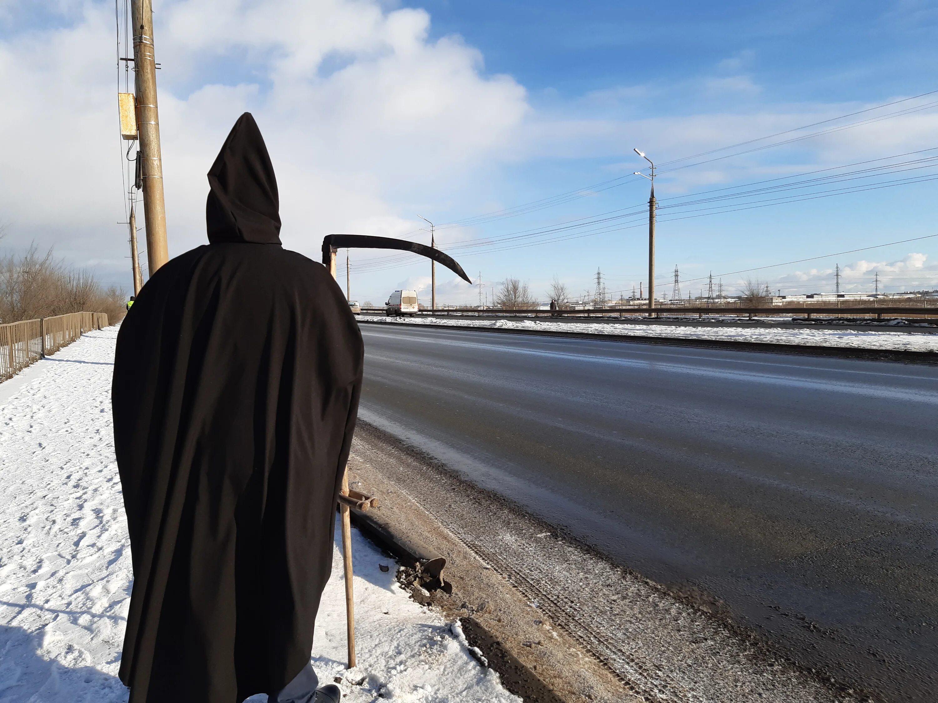 Смерть волнует. Смерть с косой на дороге. Человек на дороге. Ангел в дорогу. Фото смерти с косой.