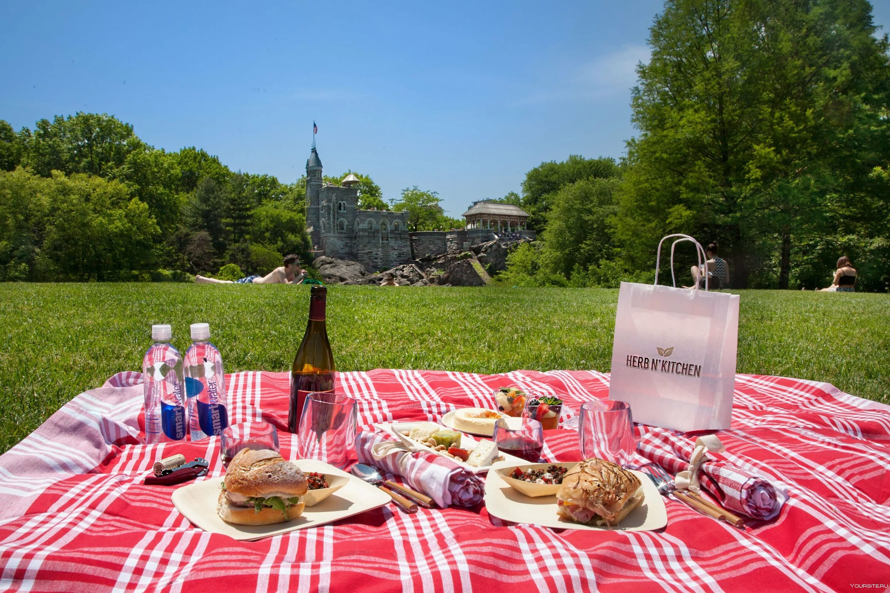 Picnic palace. Сервировка стола на пикнике. Экспедиция пикник отель. База активного отдыха. База отдыха пикник в шапках.