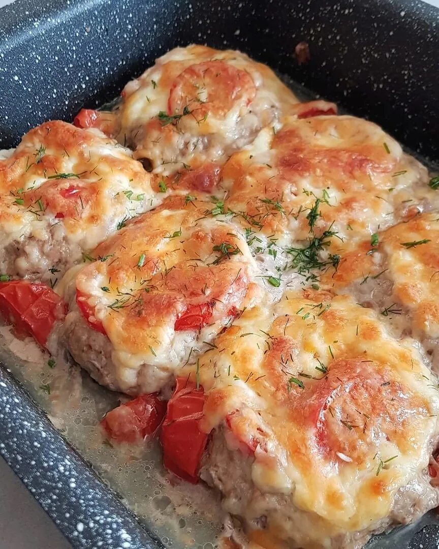 Котлетки с сыром в духовке. Котлеты запеченные в духовке. котлеты в духовке с помидорами. котлеты в духовке с сыром. котлеты запеченные с сыром и помидором.