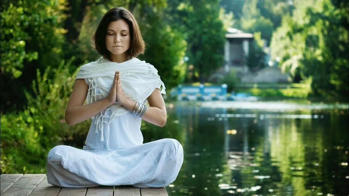 Девушка медитирует. Медитация. Женщина медитация. Спокойствие и умиротворение. Мантра любви к себе