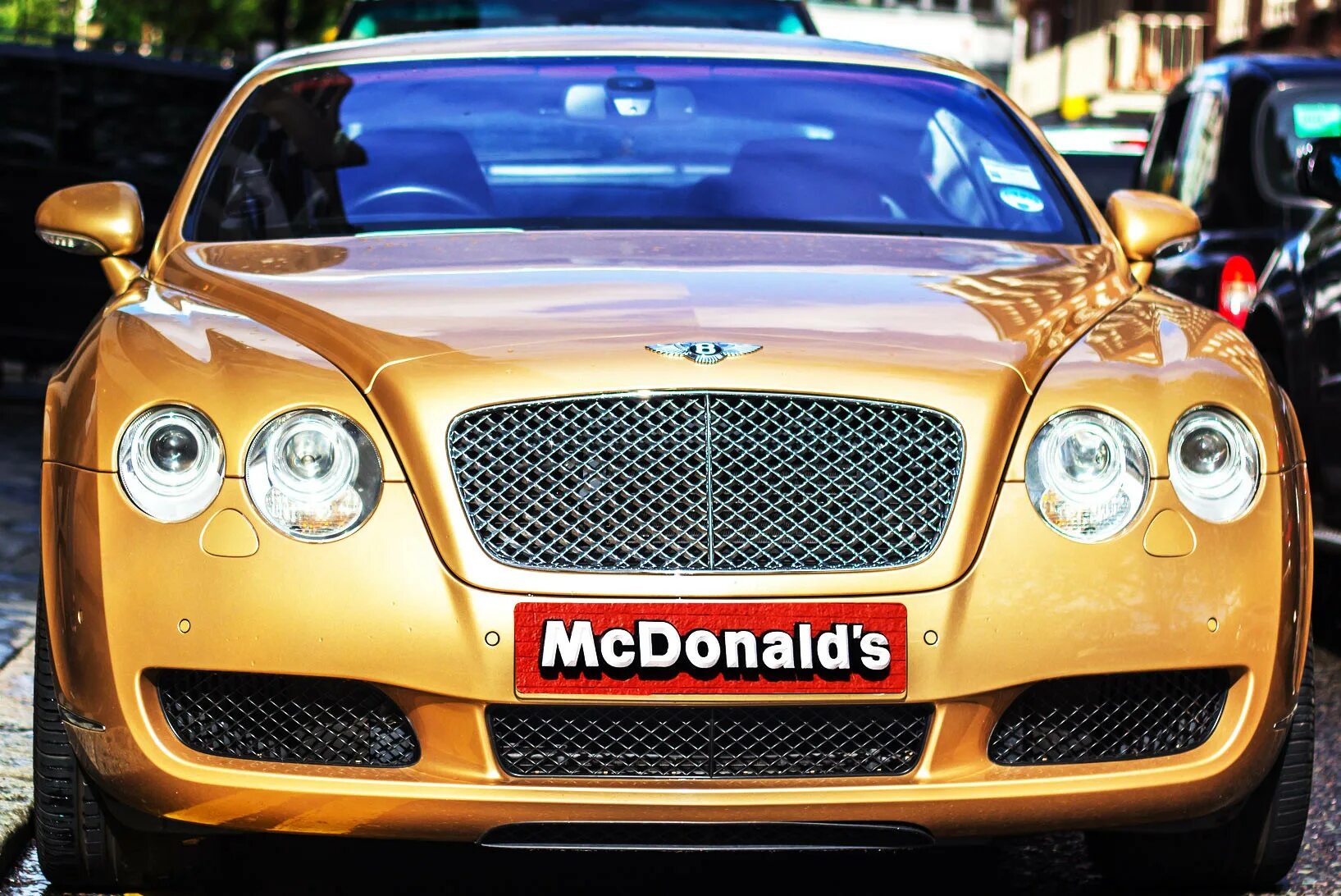 Gold car. Бентли золотой Москва 2008. Bentley Золотая. Бентли из золота. Машина Бентли Золотая.