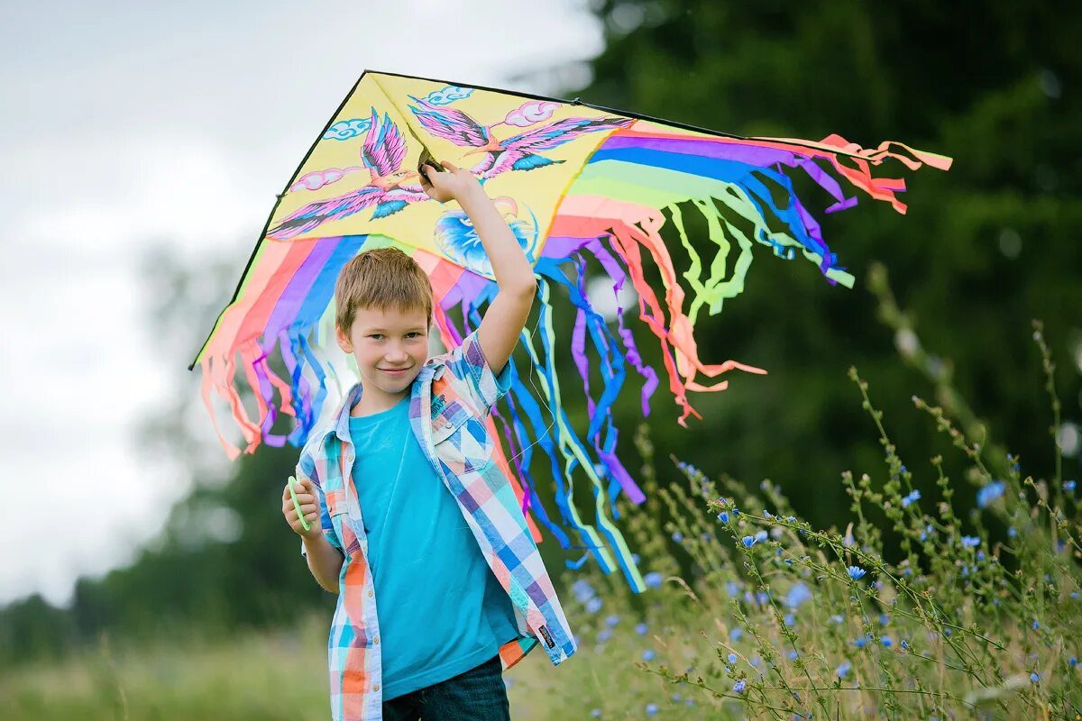 запускать воздушного змея. дети с воздушными шариками. резиновый шар сдутый. дети с воздушными шариками. счастливые дети с воздушными шарами.