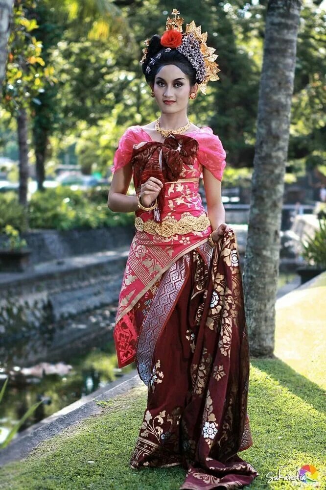 Девушки индонезии. Балийская Национальная одежда. Традиционная одежда Индонезии. Индонезийский национальный костюм. Индонезийская Национальная женская одежда.
