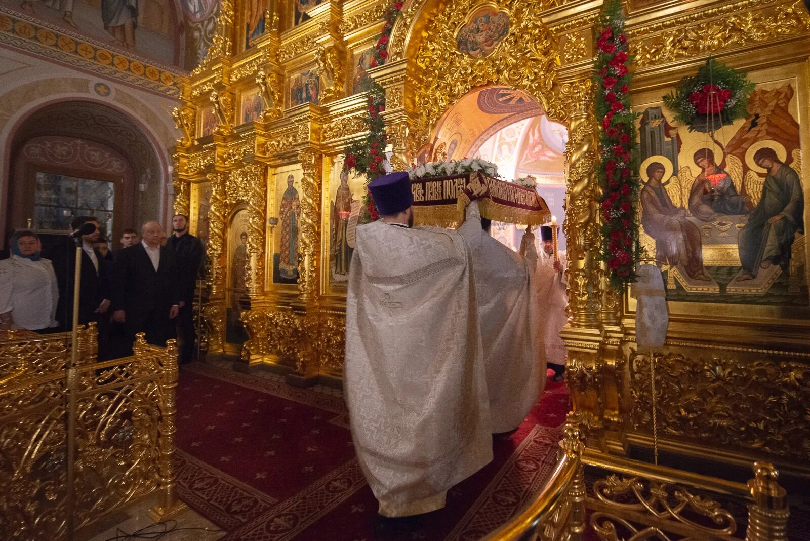 Служба в свято троицком храме. Ночная Пасхальная служба в Свято Никольском храме Питера видео.