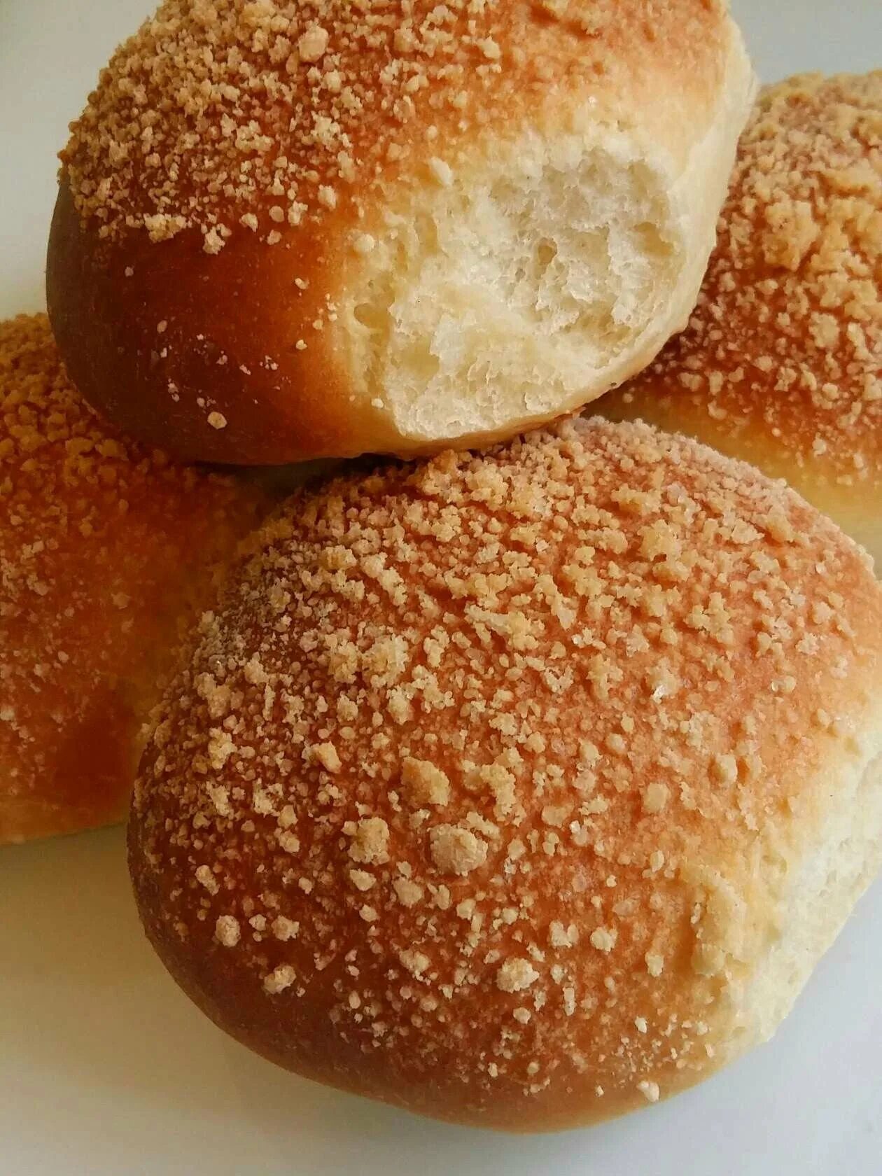 Булочка разбор. Булочки. сладкая булочка. сдобная булочка с посыпкой. аппетитные булочки.