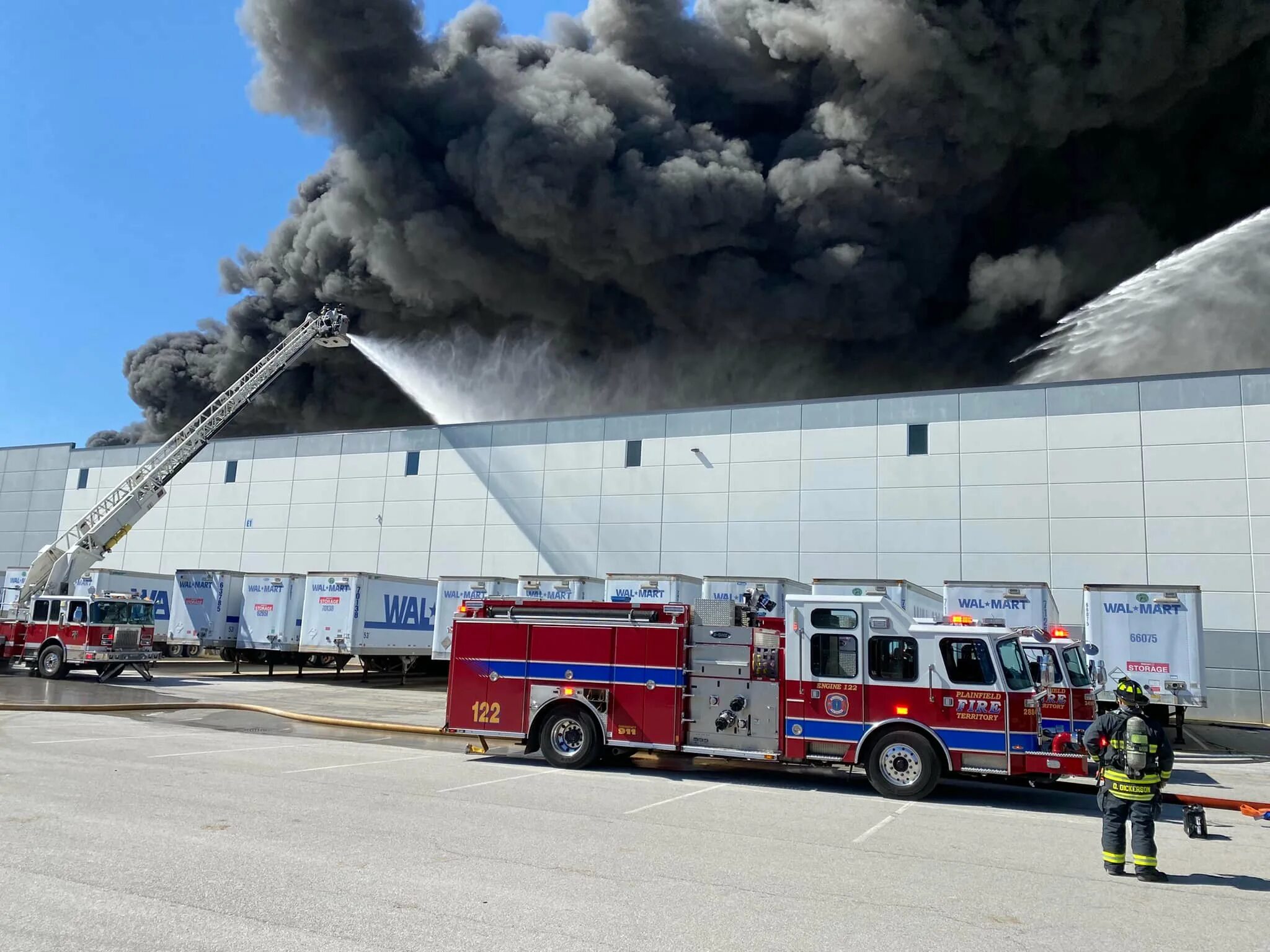 Волмарт пожар 2012. Walmart Fire. Склад Волмарта. Fire distribution Center.