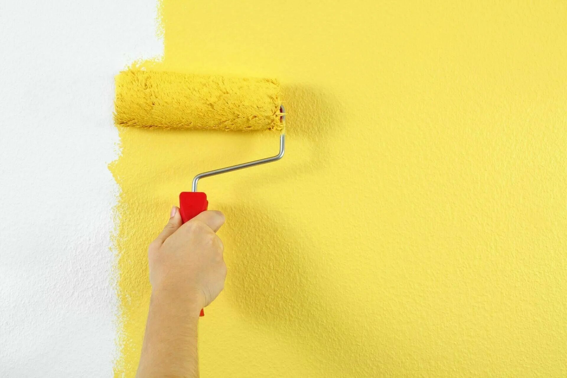 Можно ли деревья красить водоэмульсионной. Крашенные стены. Водоэмульсионная краска для стен. Окрашивание стен. Желтая краска для стен.