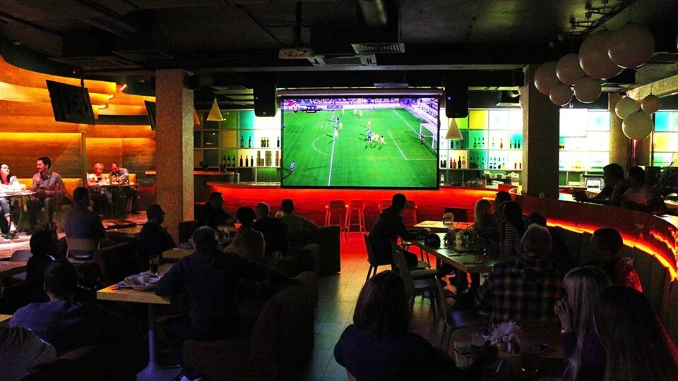 Спортивные трансляции в баре. Экран в баре. Спорт бар с болельщиками. Футбольный бар. Футбольная трансляция москва