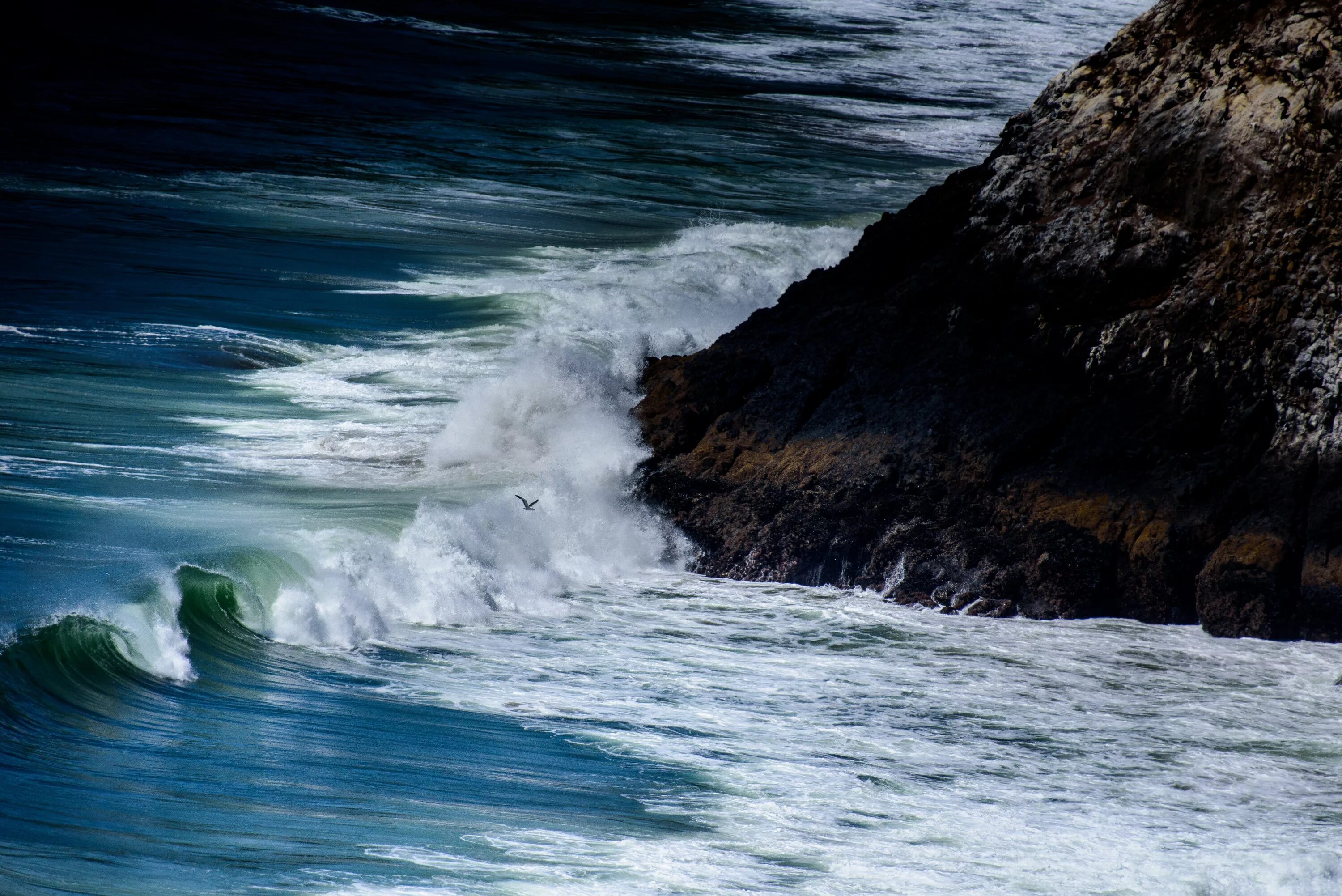 Разбиваются о берег. Океан волны. Море волны скалы. Прибрежные волны. Бушующее море.