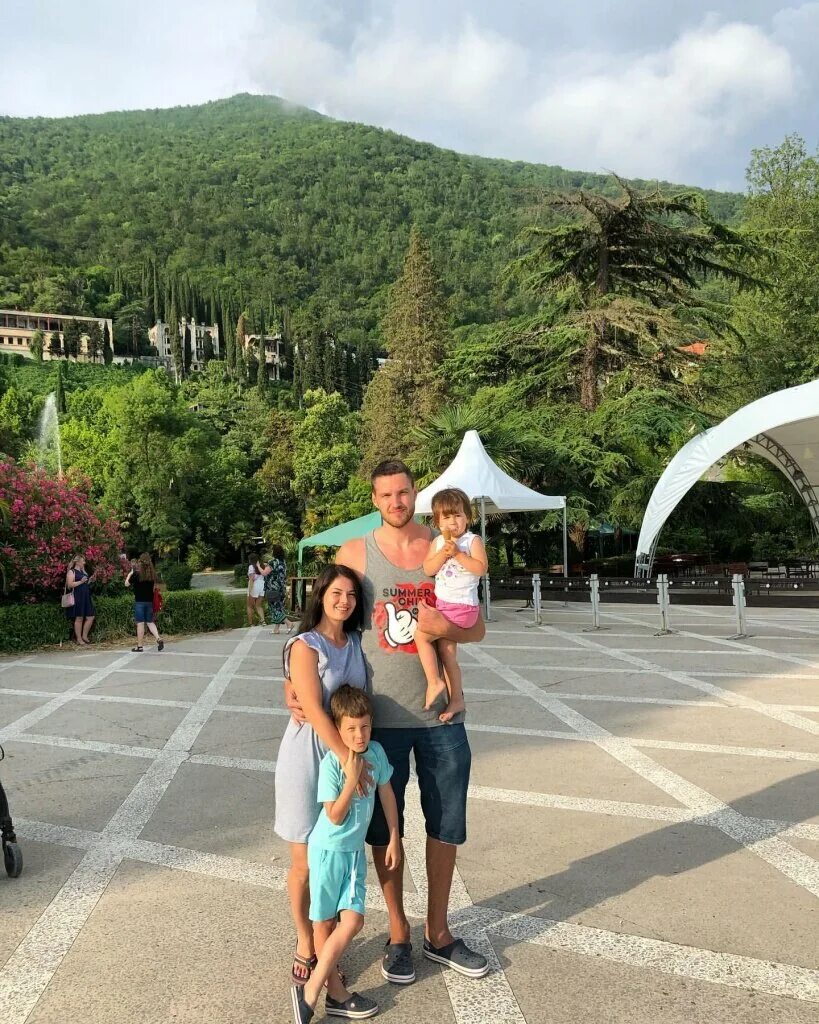 Лучший отдых с детьми в абхазии. Кудры пицунда абхазия пляж. Курорты абхазии с детьми. Абхазия семьи с детьми. Лучший отдых с детьми в абхазии.