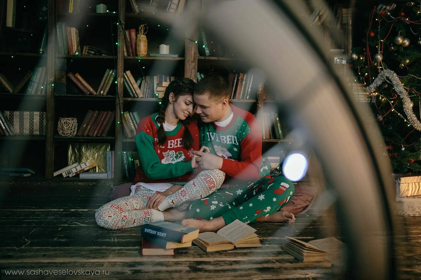 Story now. Новогодняя лав стори в студии. Новогодняя фотосессия лав стори в студии. Новогодняя фотосессия Love story. Новогодняя Love story фотосессия в студии.