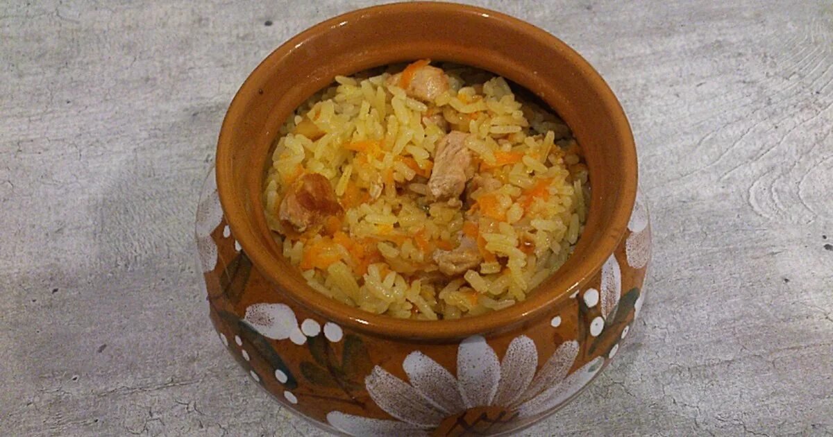 Рис с курицей и рисом в горшочке. Плов в горшочках. Рис в горшочке в духовке рецепт. Рис в горшочках в духовке. Плов в горшке в духовке.