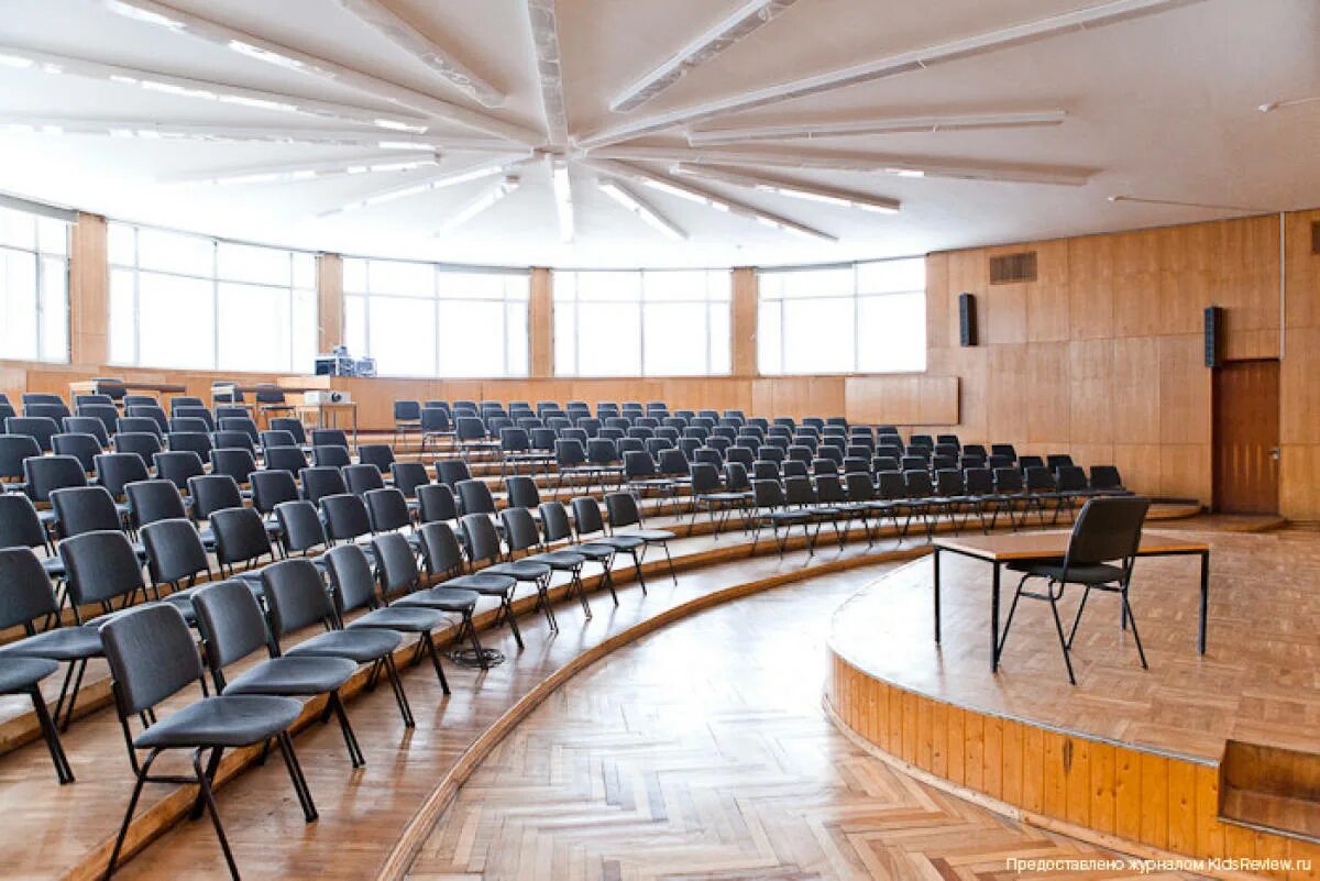 Зал лекторий. Ясная поляна коворкинг спб. Актовый зал интерьер. Лекционный зал в музее. Культурный центр зил зал.