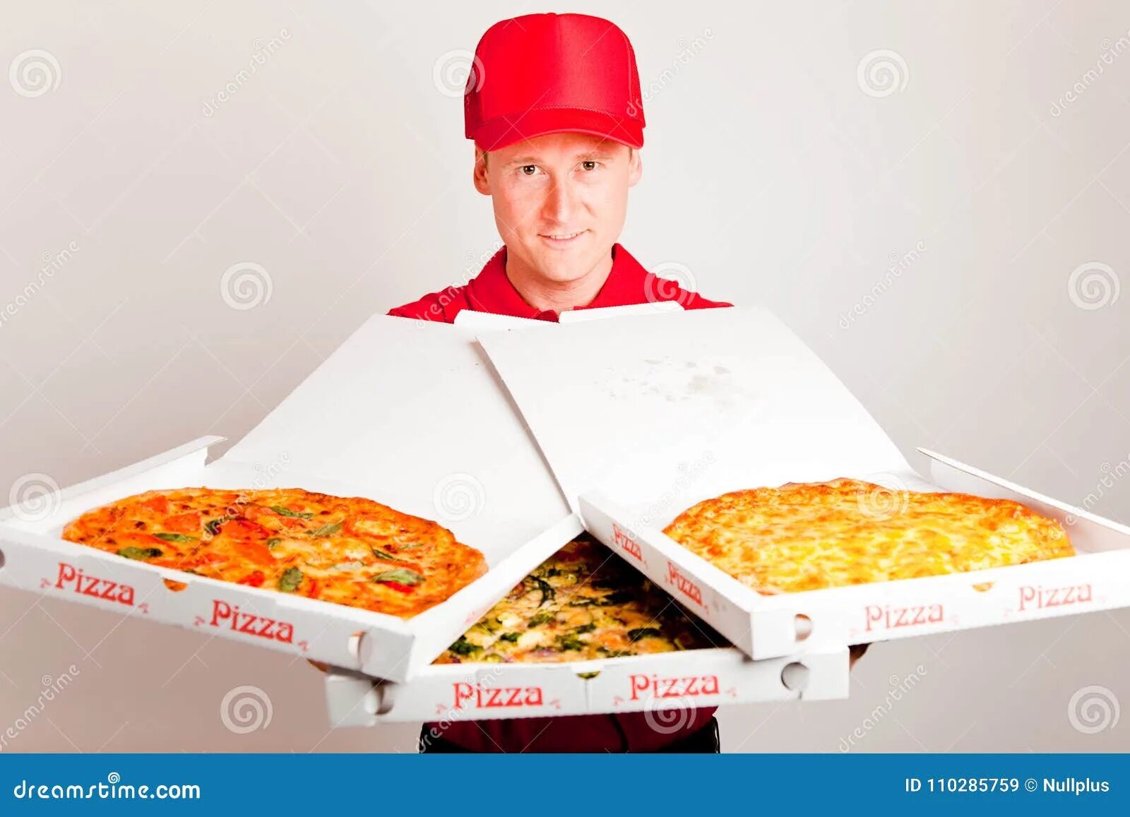 Доставщик пиццы и золотой 65. Доставщик пиццы. Принес пиццу. Курьер принес пиццу. Доставщик пиццы в Америке.