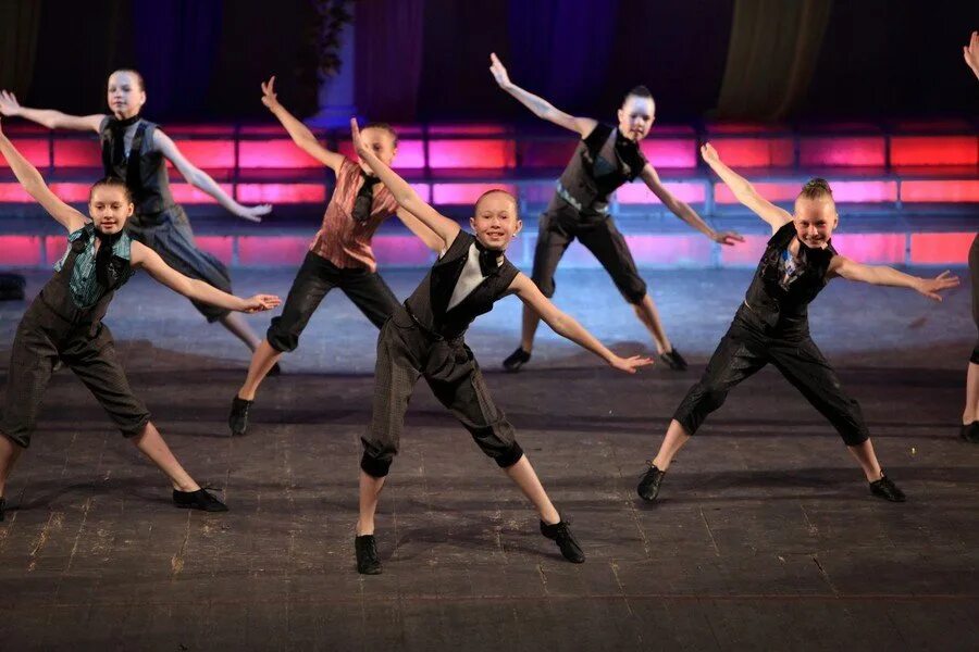 Современный эстрадный танец. Современные танцы. Костюмы для танцевальных коллективов. Костюм для современной хореографии.