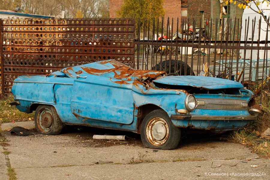 Заброшенный автомобиль во дворе. Брошенные машины. Брошенное транспортное средство. Свалка старых автомобилей. Заброшенные автомобили.
