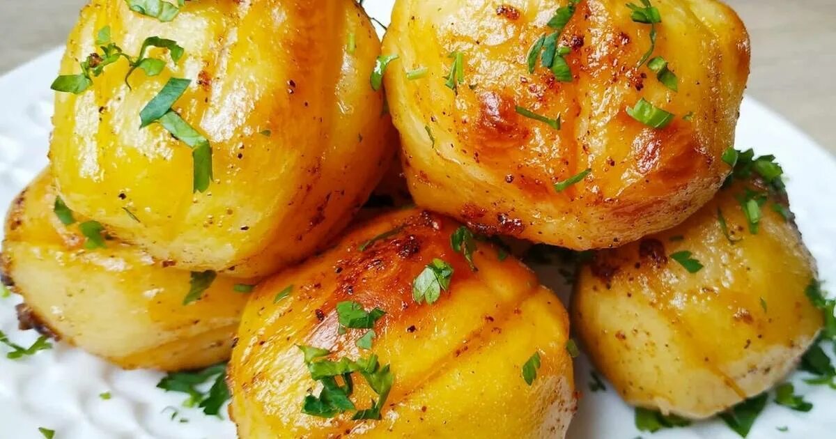 Картошка в духовке. Отварная картошка запеченная в духовке. Целая картошка запеченная в духовке. Картофель с корочкой в духовке.