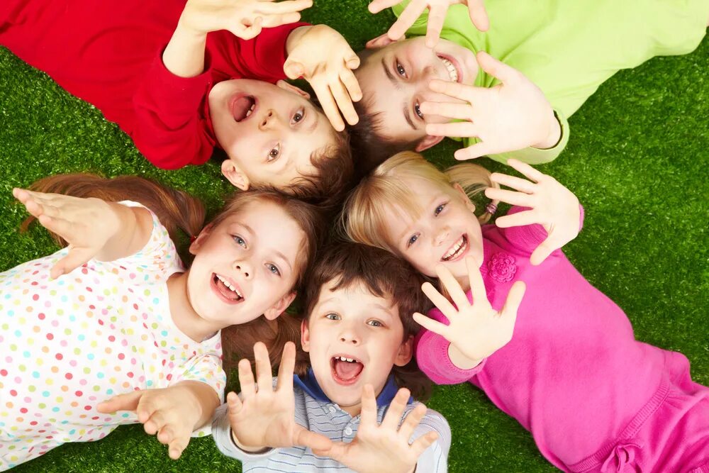 детям о дружбе. счастливые дети в детском саду. дети дружат в детском саду. дружба между людьми. команда друзей.