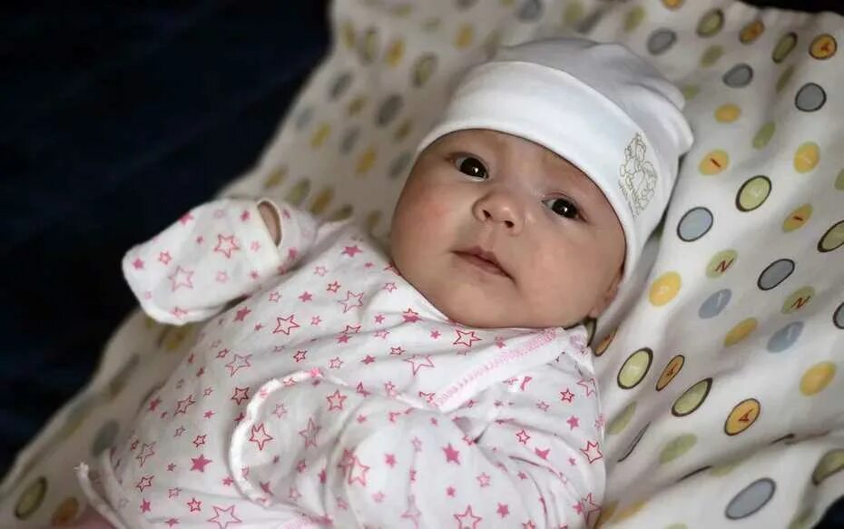 Ребенок 2 месяца 1 неделя. Маленькие девочки 1 месяц. 2 месяца ребенку. месячный ребенок. новорожденная девочка.