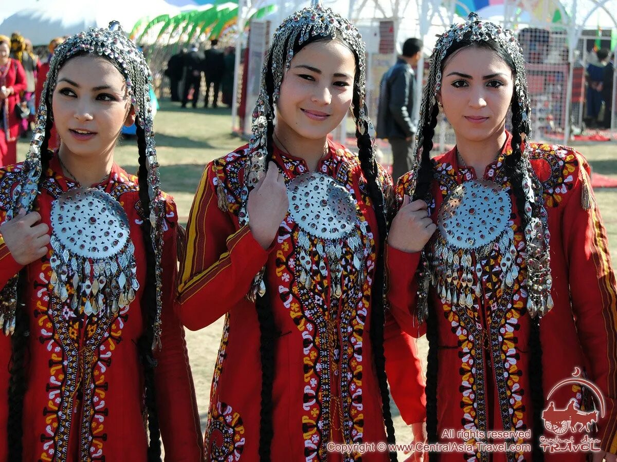 Дженнет Османова Туркмения. Туркмения туркменки. Национальная одежда Туркмении гупба. Алтыева Дженет Туркменистан.