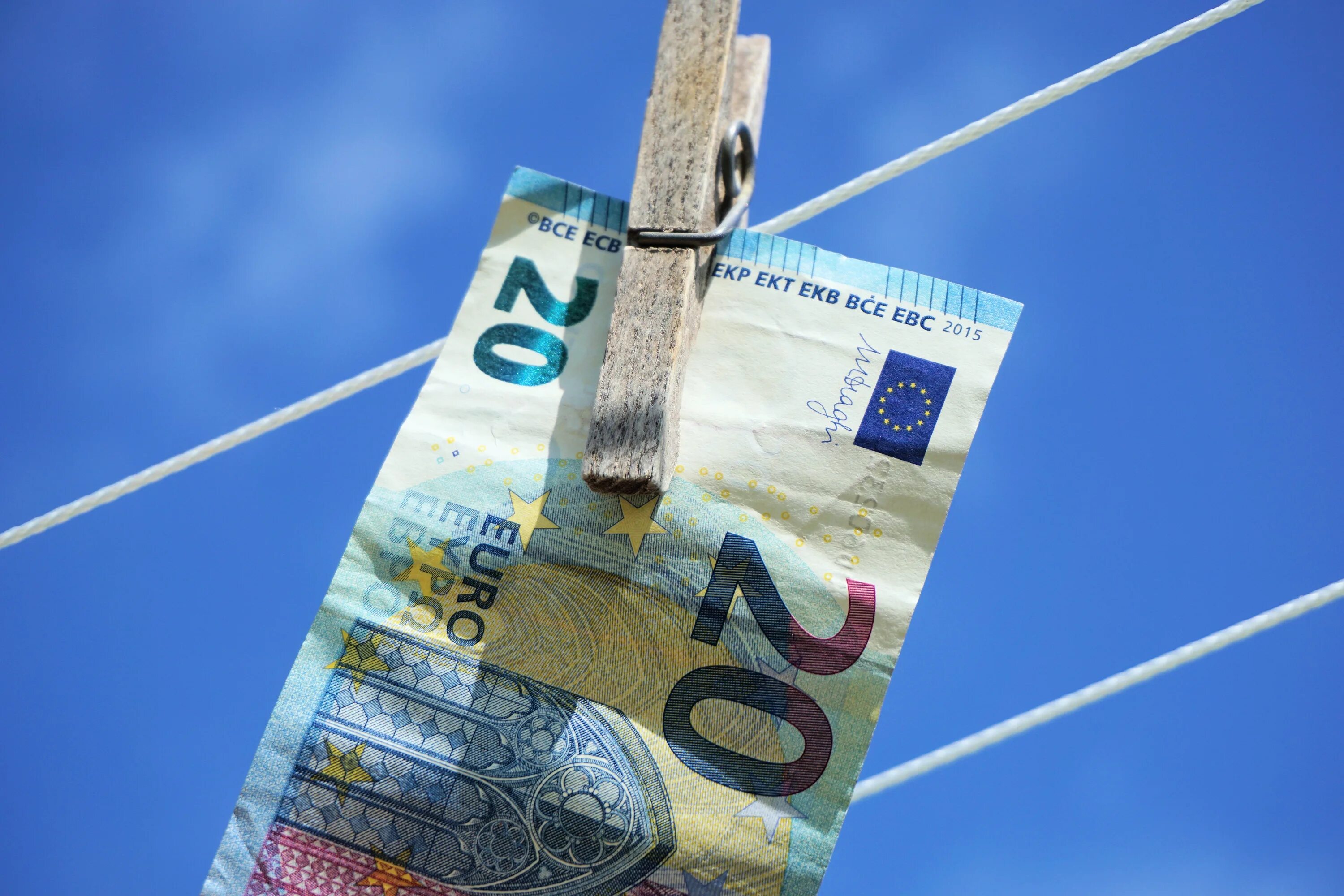Синяя купюра. Синие деньги. Отмывание денег. Обои деньги. Экономический кризис в Европе.