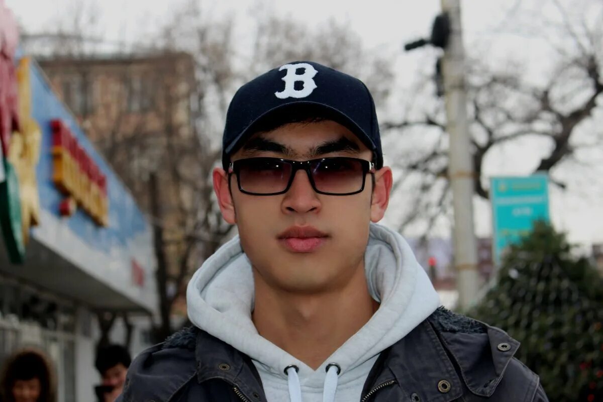 Реальный казахский. Реальный казахский. Рустам абдрашитов актер. Парни казахи в очках. Актобе казахстан окраина.