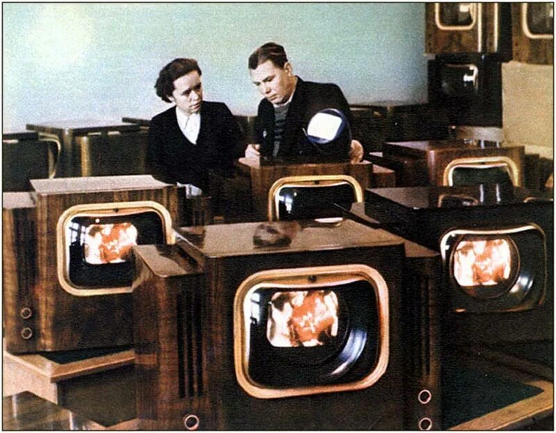 Двойным первое домашнее первый. Цветное Телевидение в СССР. Цветное Телевидение в СССР 1960. Телевизор Радуга 1954. Завод телевизоров СССР.