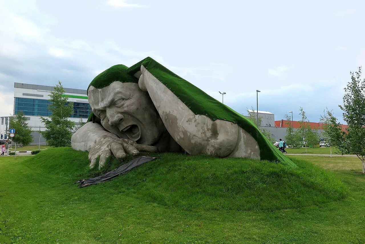 статуя прорыв нижний новгород. прорыв нижний новгород. уродливые памятники. прорыв нижний новгород. памятник прорыв в нижнем новгороде.